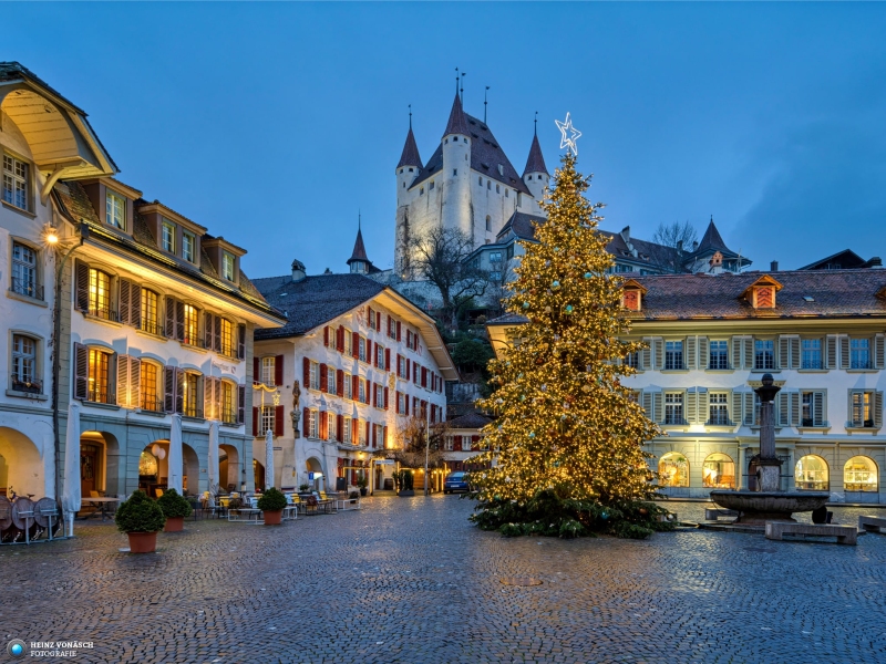 Weihnachtsbaum mit Schloss Thun Weihnachtsbaum mit Schloss Thun
